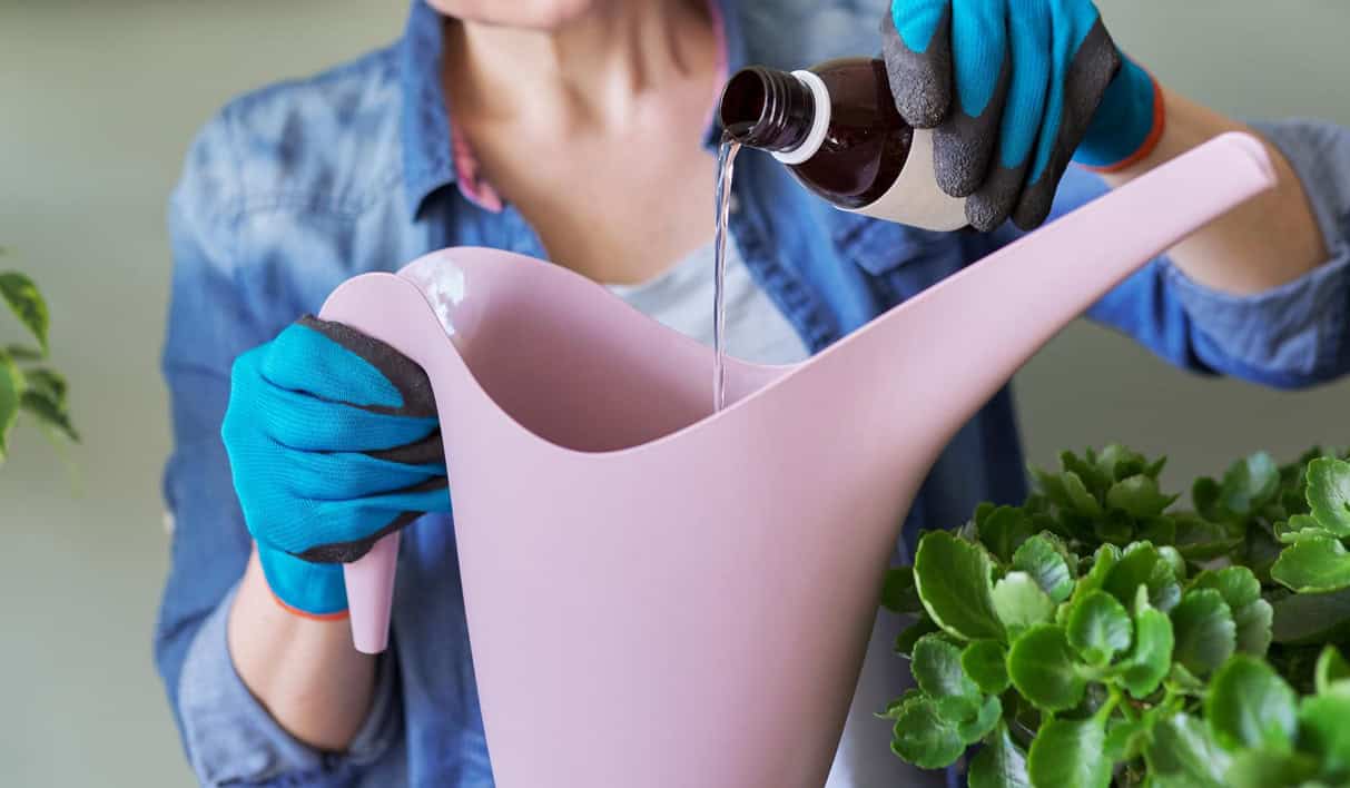 Mixing liquid fertilizer in water solution